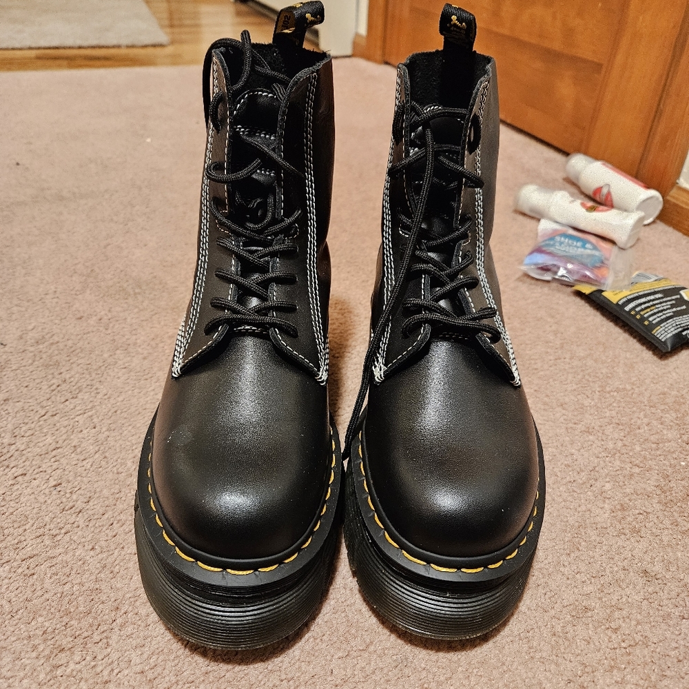 Size 9 1460 pascal dr. Martens